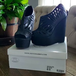 Steve Madden● "Wiggles Black"● Platform Wedge● Size 8